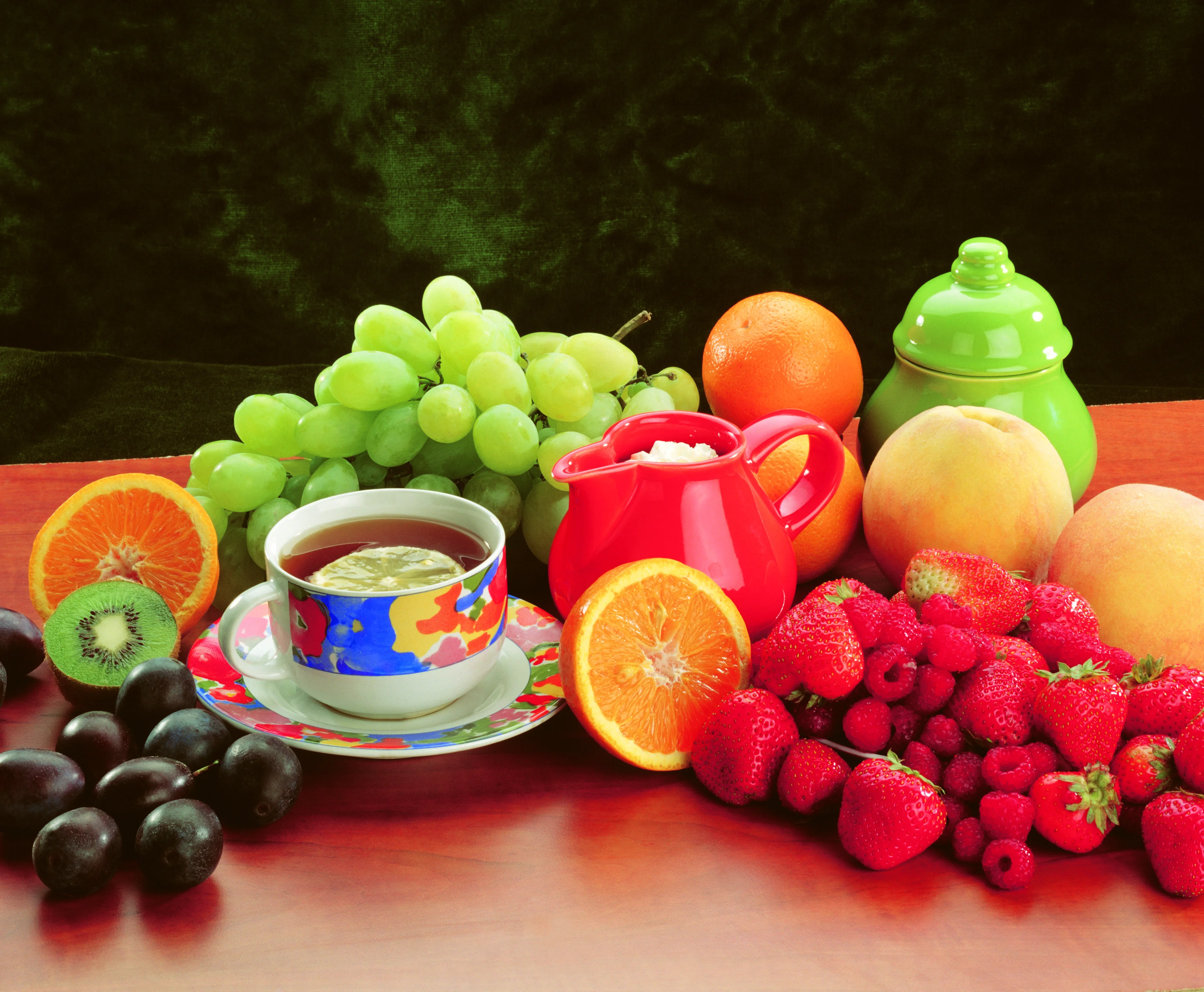 Still-life_Tea_Grapes_Strawberry_Raspberry_Orange_535179_4266x3516.webp