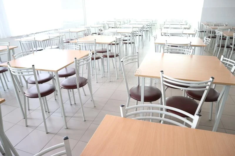 столовая-школы-с-много-таблицами-и-стульями-106600388.webp