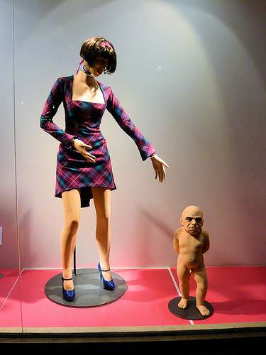 strange-plastic-bodies-10-examples-of-mannequin-creativity.jpeg