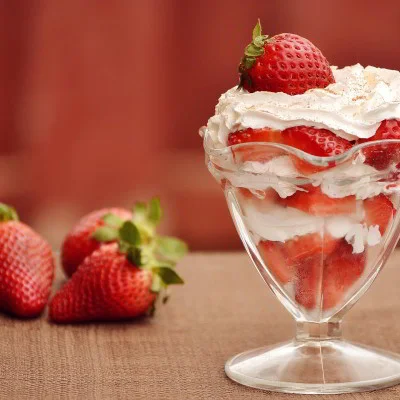 strawberry-sundae-boy-waitress-400x400.webp
