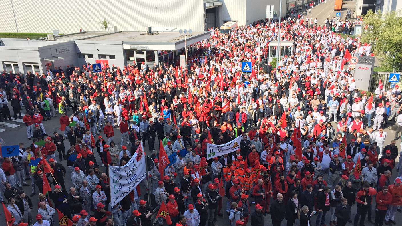 Streikende%20bei%20der%20Kundgebung%20vor%20dem%20Audi%20Werk%20in%20Neckarsulm.jpg