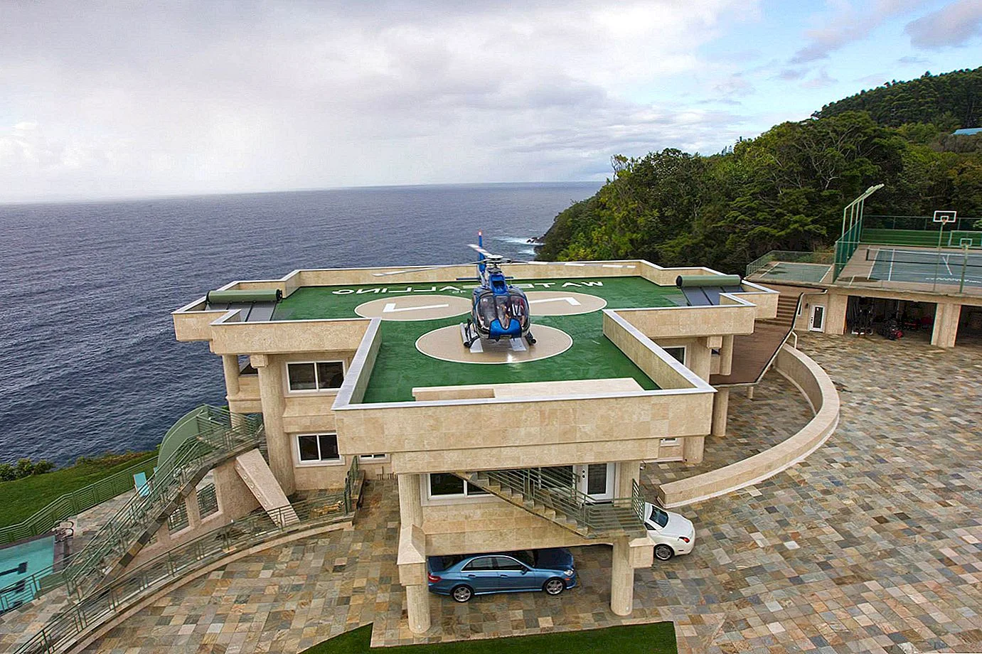 striking-water-falling-estate-in-hawaii-hits-the-auction-23.webp