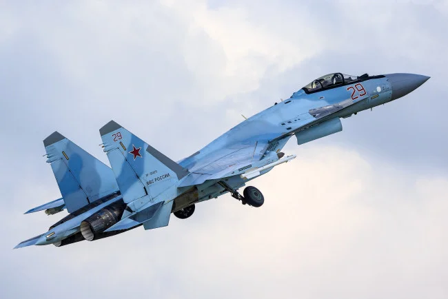 su-35-aviaciya-boevye-samolyoty-istrebit-1235086.webp