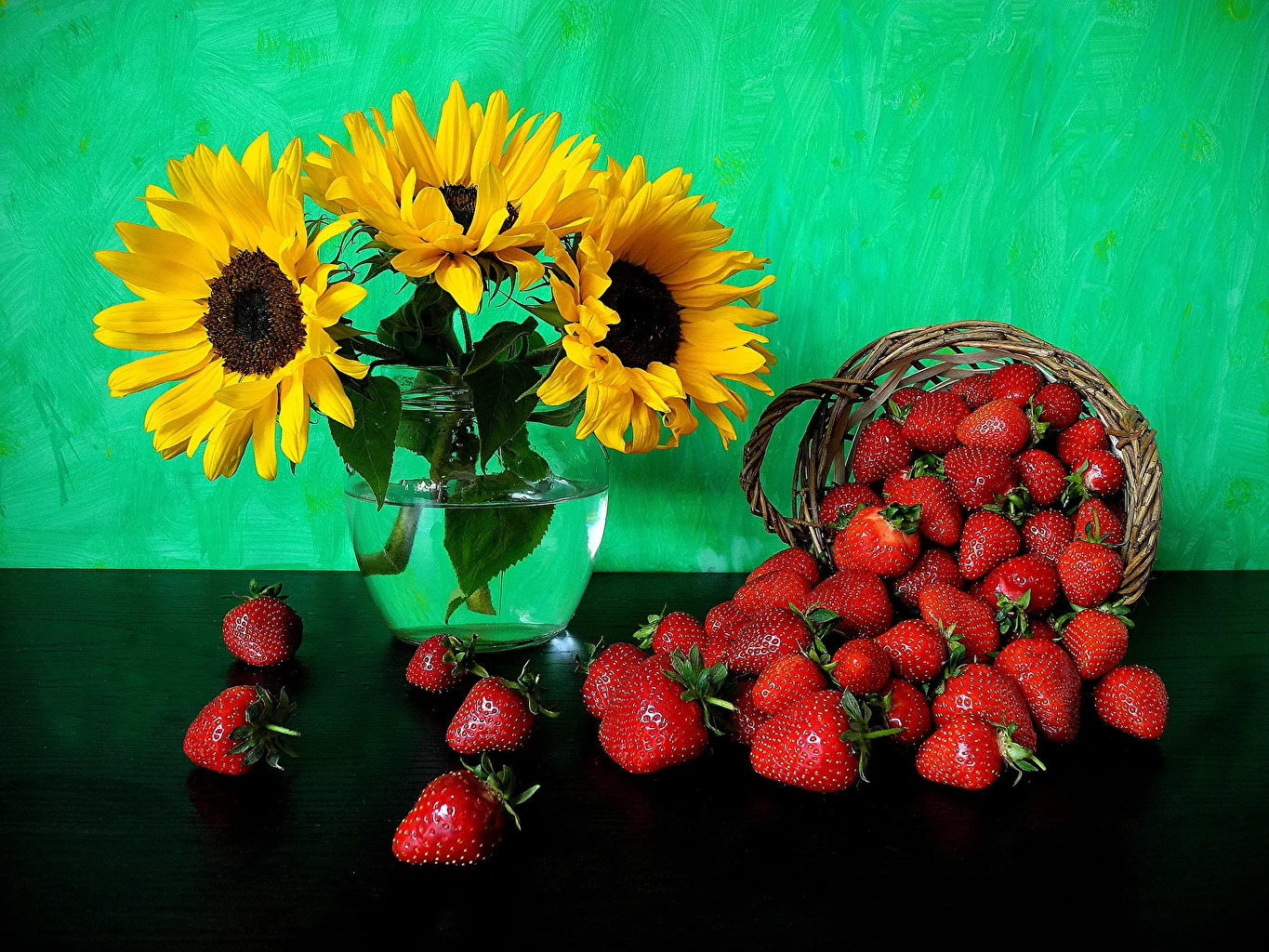 Sunflowers_Strawberry_481854.webp