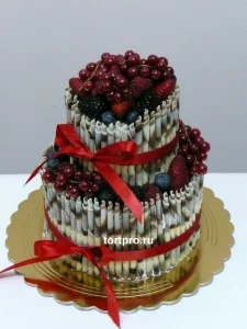 Свадебный-торт-с-шоколадными-трубочками-и-ягодами-225x300.webp