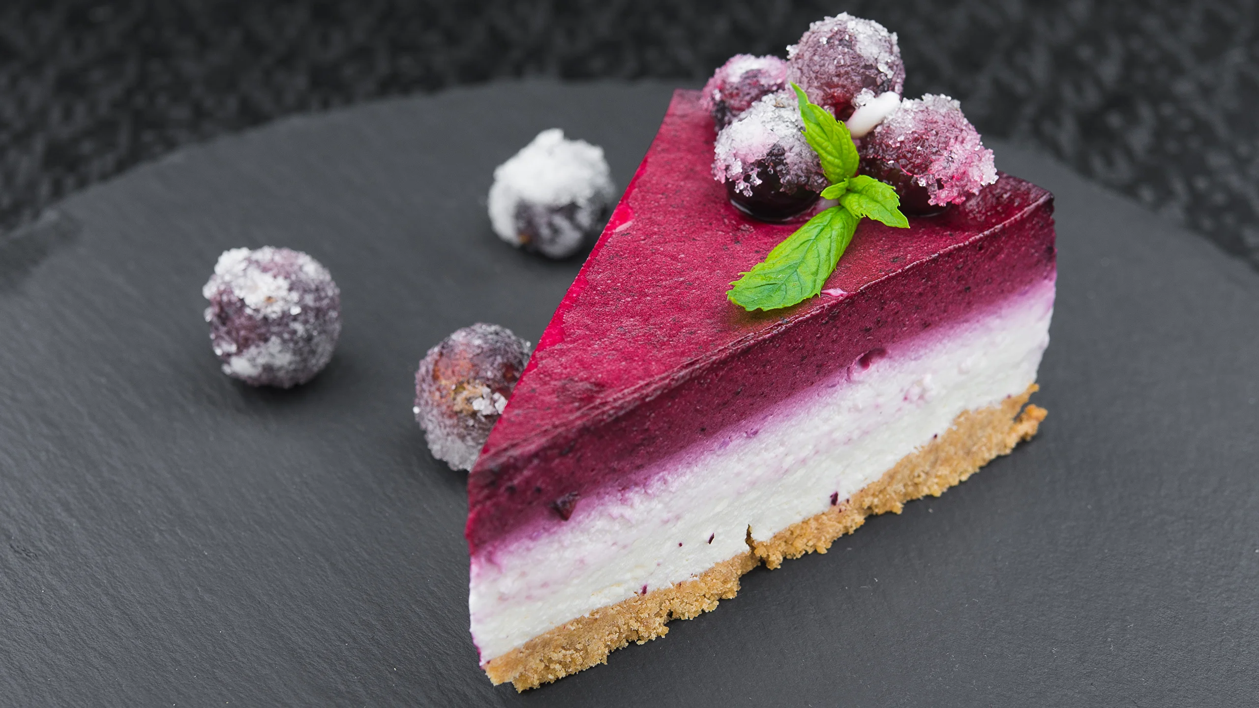 Sweets_Berry_Cakes_Piece_523895_2560x1440.webp