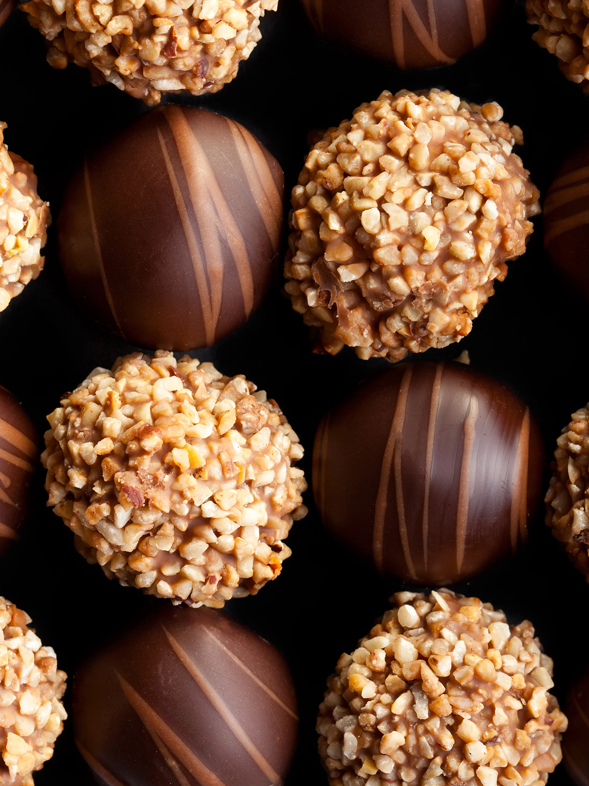 Sweets_Candy_Chocolate_Closeup_521270_2048x2732.webp