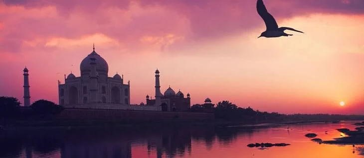 tadzh-mahal-indiya-na-zakate-730x318.webp