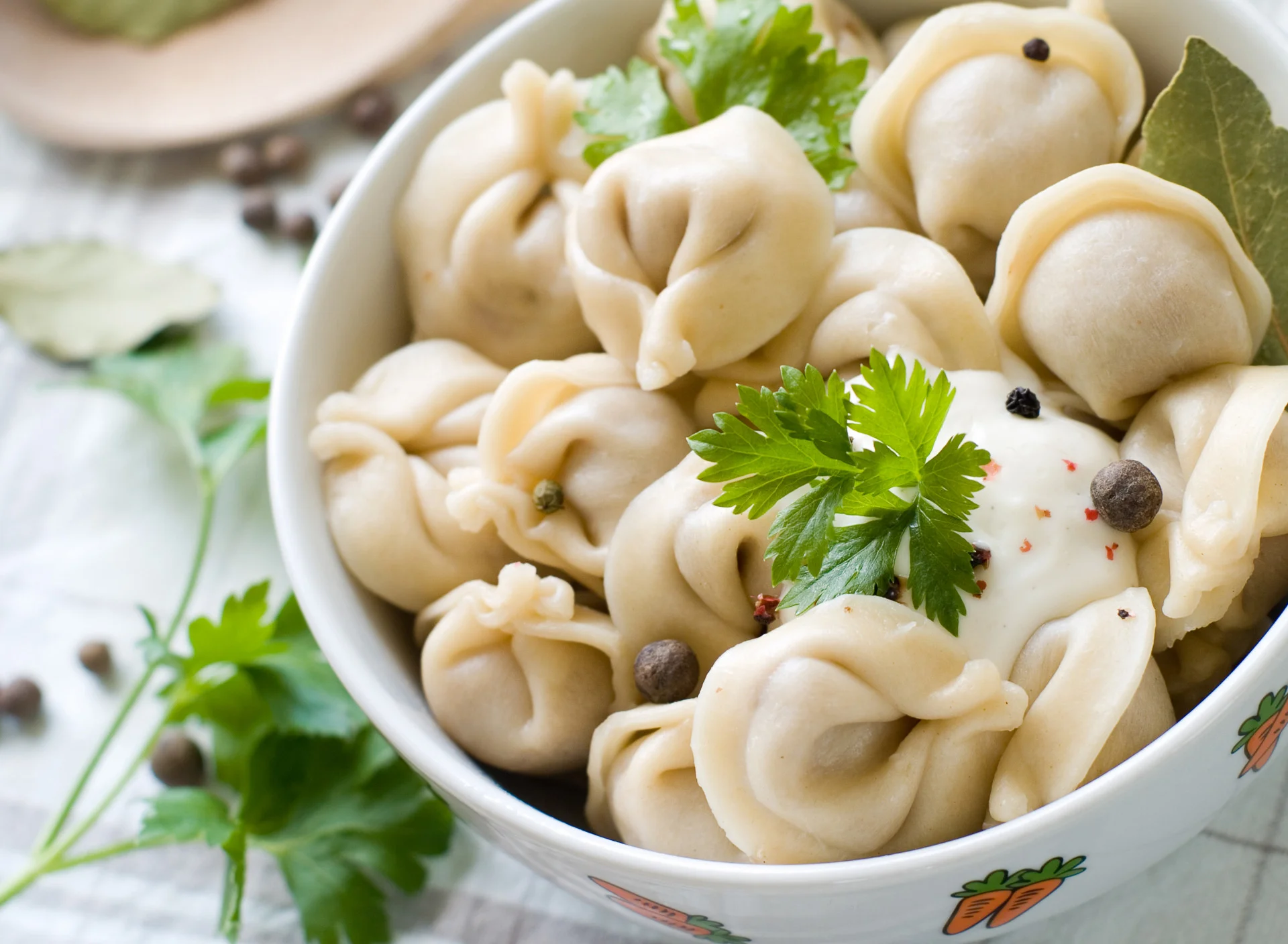 tarelka-eda-pelmeni-testo.webp