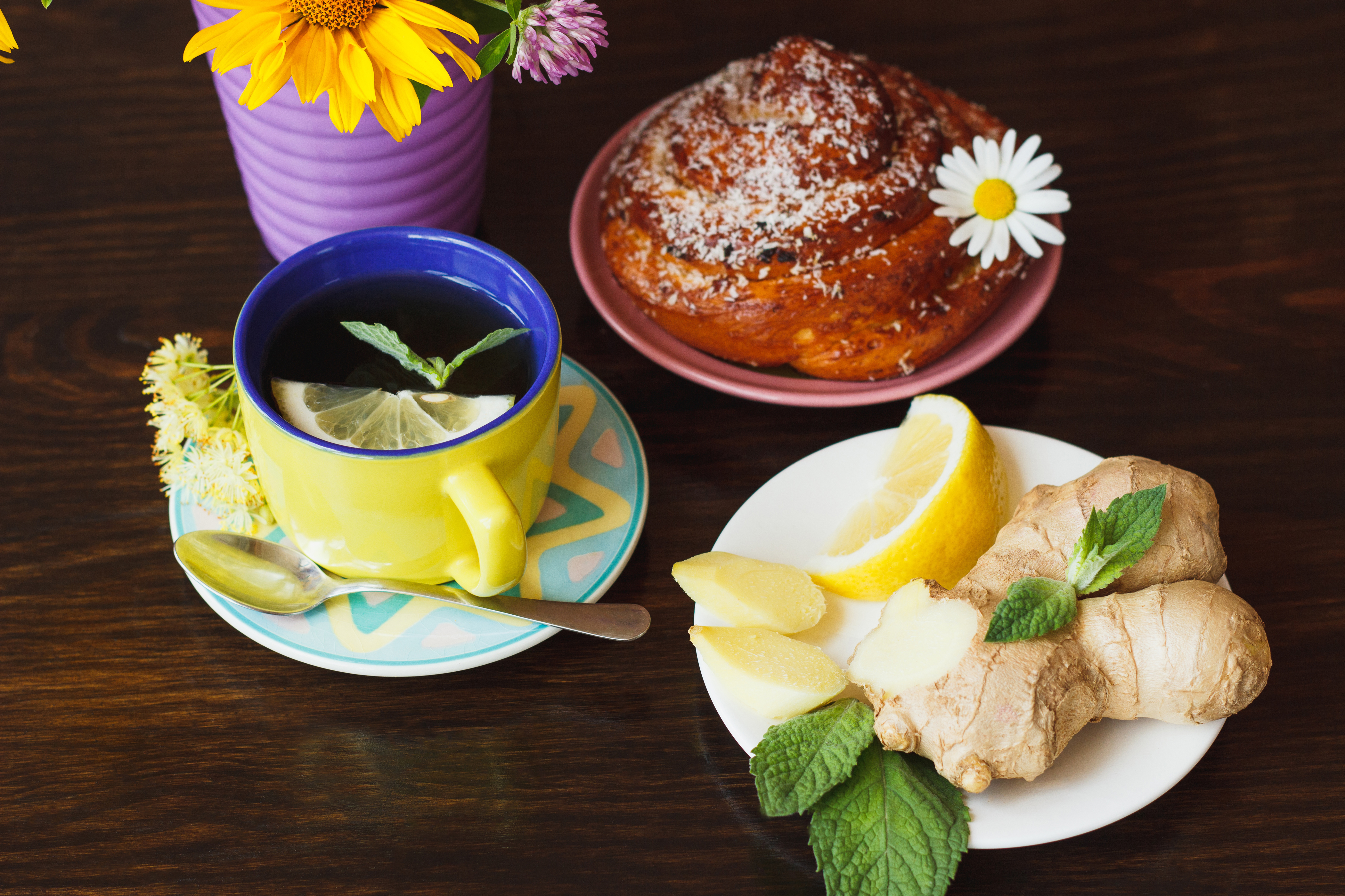 Tea_Lemons_Buns_Camomiles_Wood_planks_Breakfast_541773_4200x2800.jpg