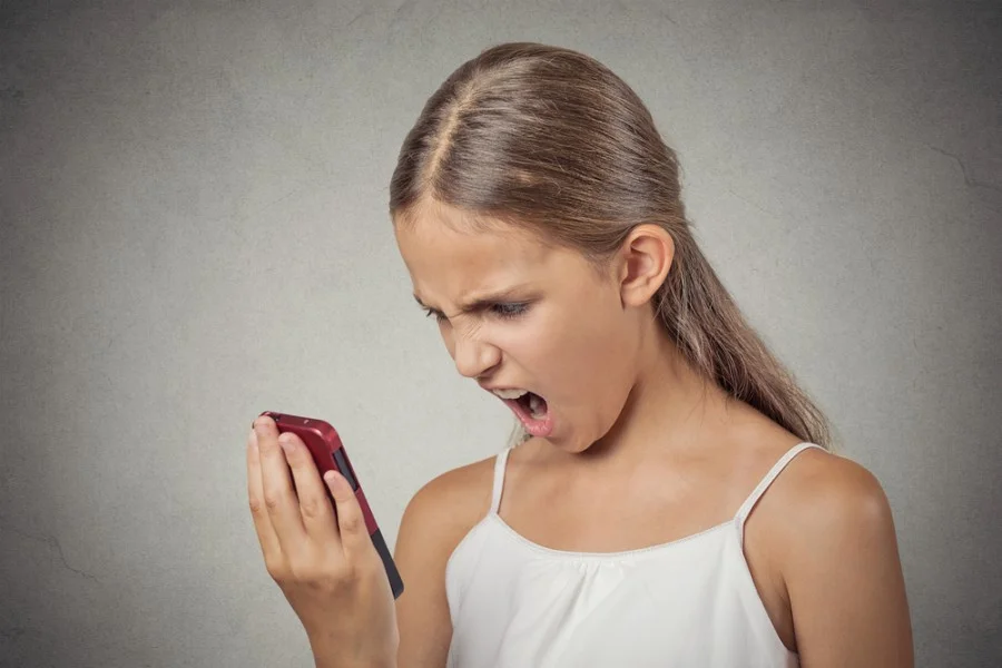 телефон и девушка.webp