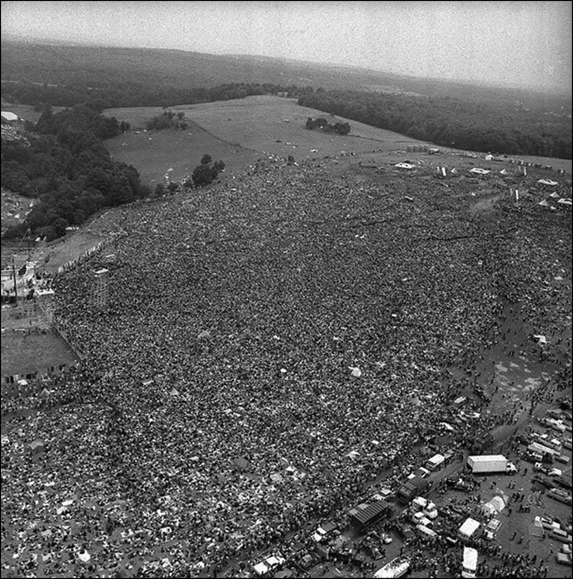 Толпы собираются на первый Вудсток фестиваль, 1969.png