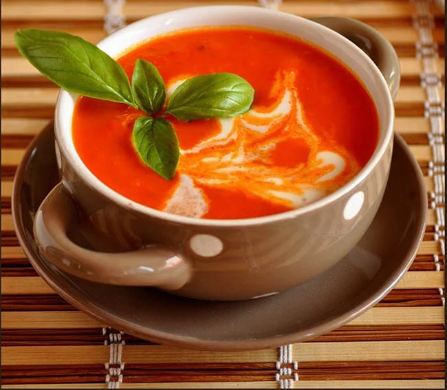 tomatnyy_krem-sup_s_lukom_i_bazilikom_0.webp