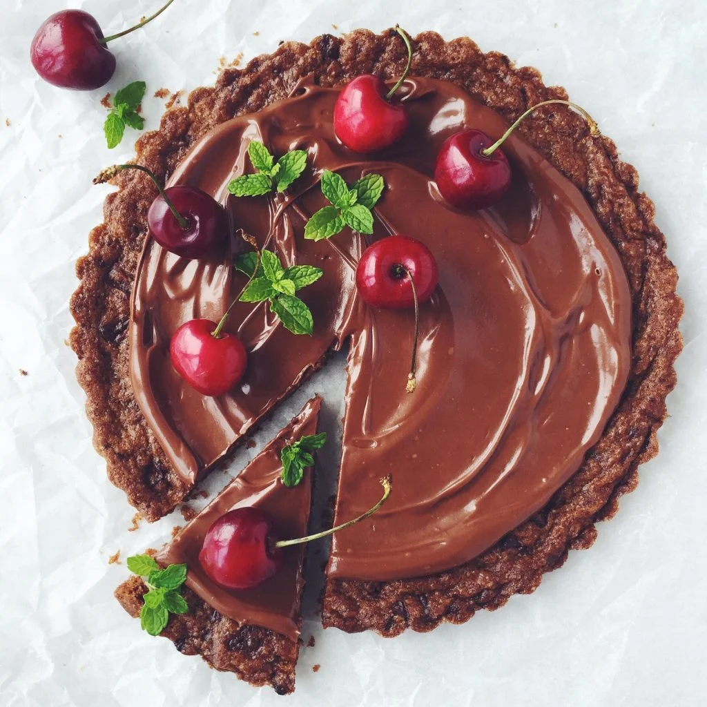 Торт-печенье-с-шоколадом-и-вишнями-3.webp