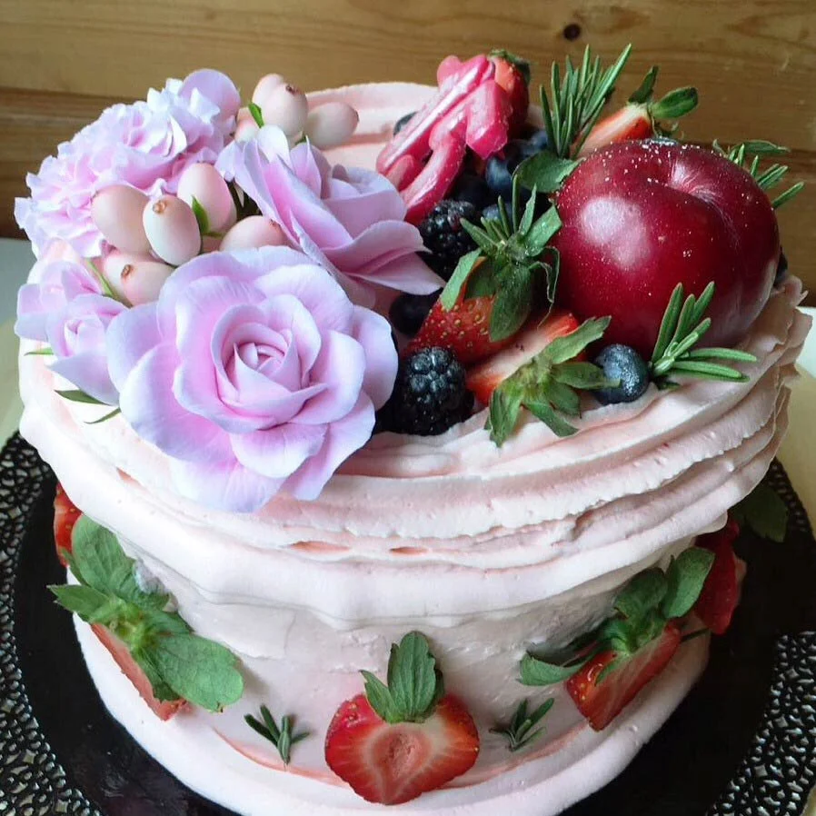 tort-s-czvetami-ruchnoj-raboty.webp