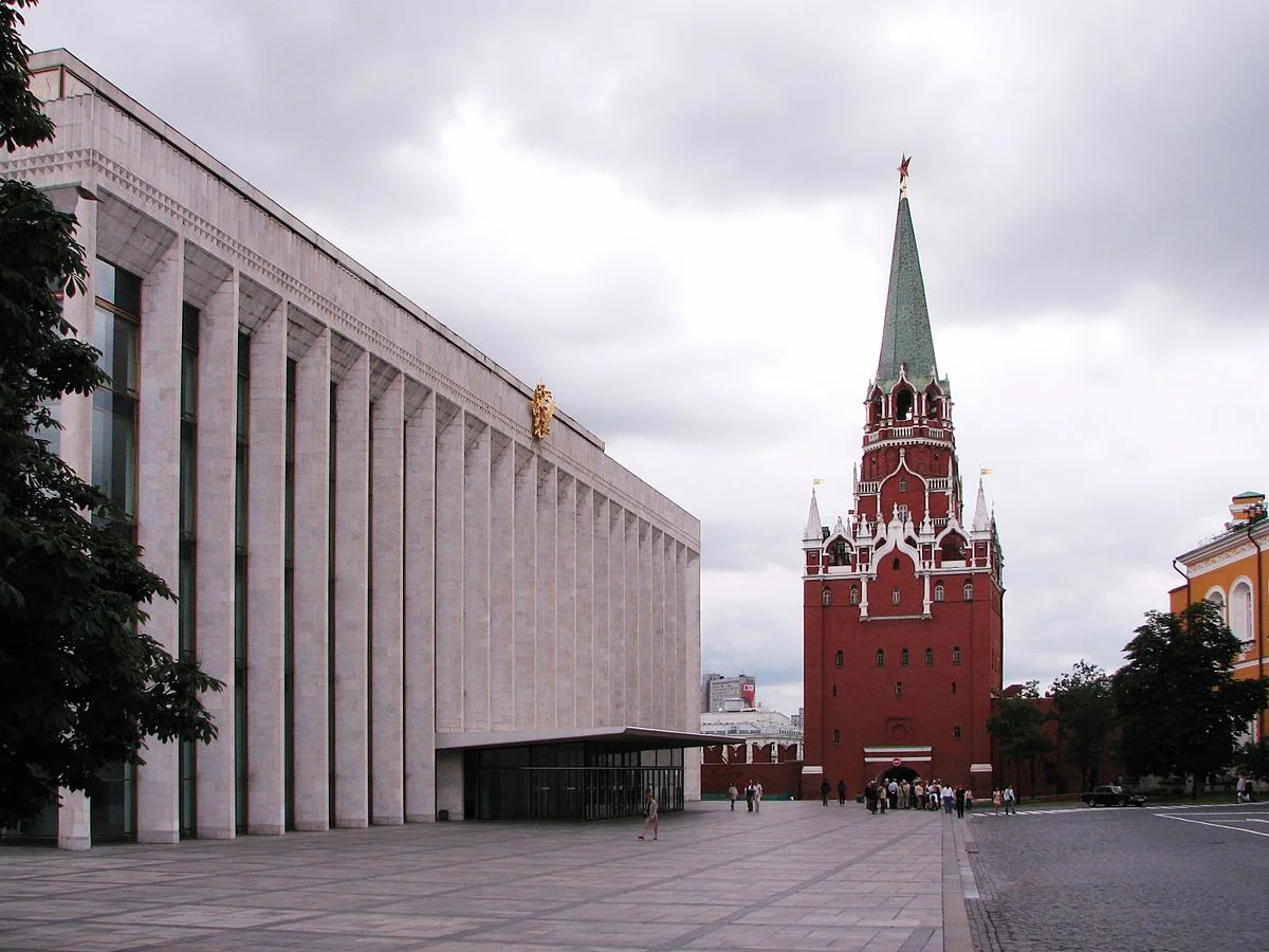 Troitskaya_Tower_and_State_Kremlin_Palace.webp