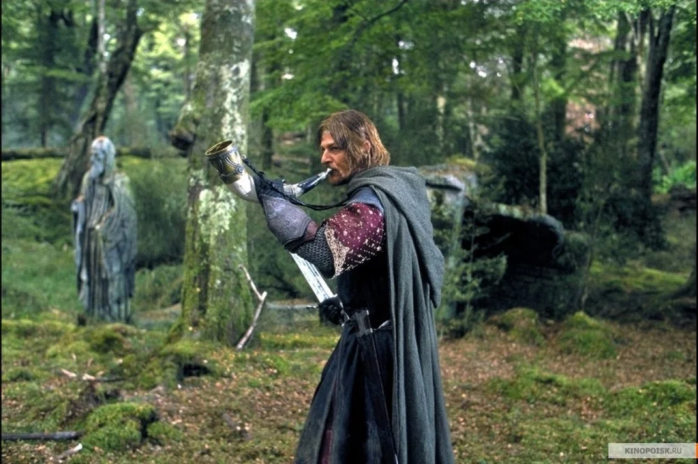 трубит в рог.webp