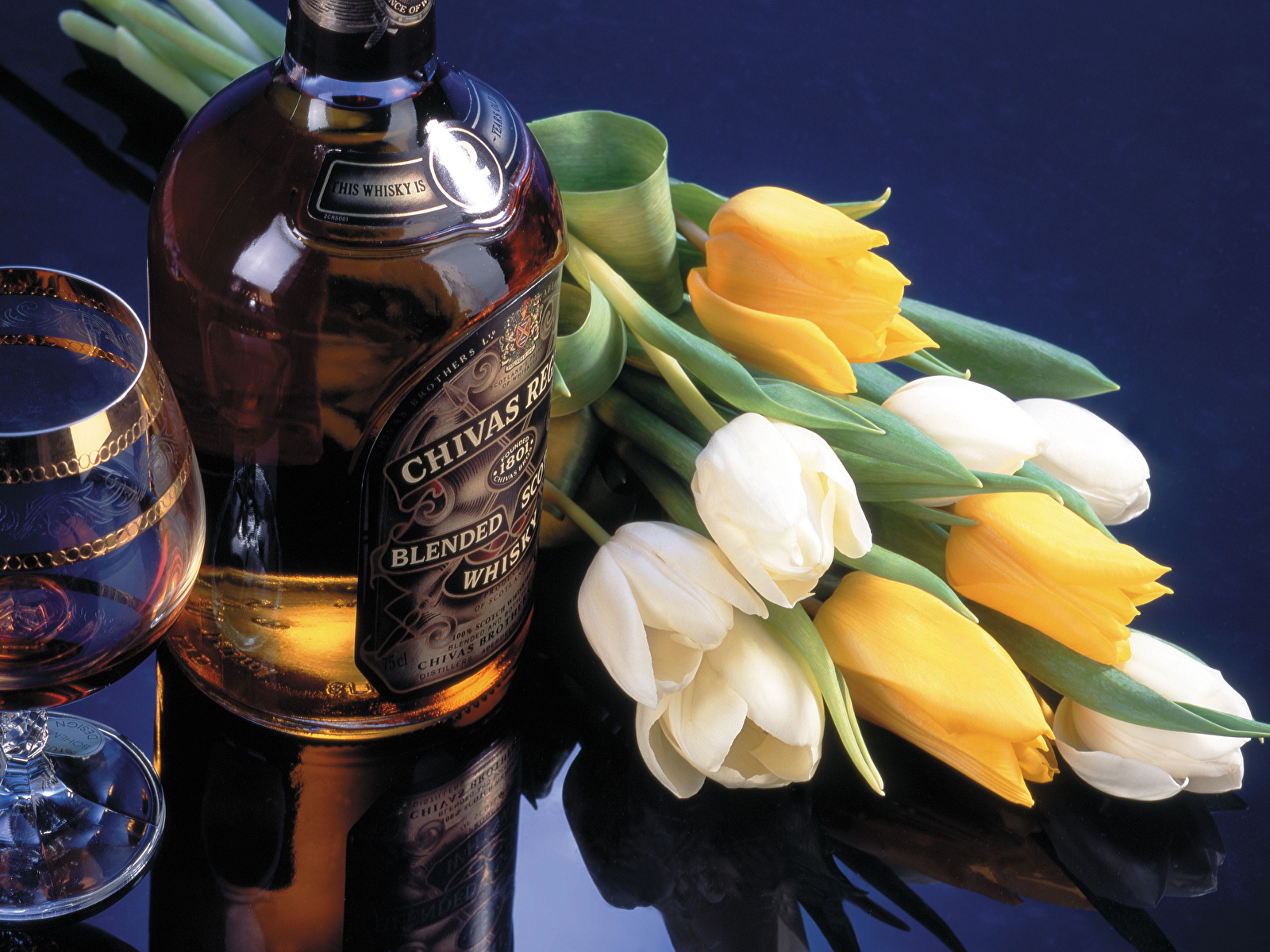 Tulips_Alcoholic_drink_Whisky_Bottle_549162_1600x1200.jpg