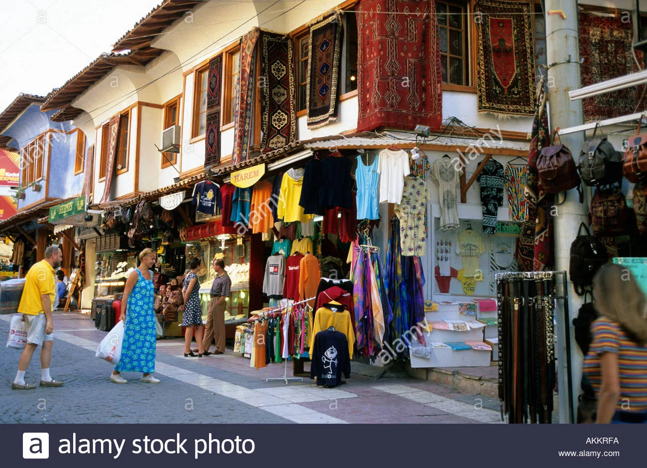 turkey-aegean-coast-kusadasi-a-view-of-the-shopping-streets-in-the-AKKRFA.webp