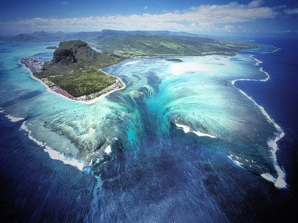 underwater-waterfall-mauritius.webp