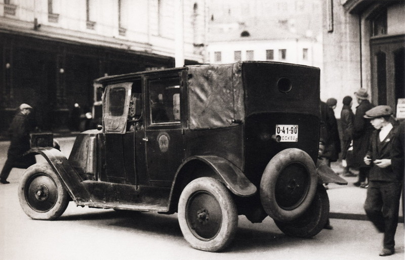 в июне 1925 года в Москве появилось первое такси, 16 автомобилей марки Рено..jpg