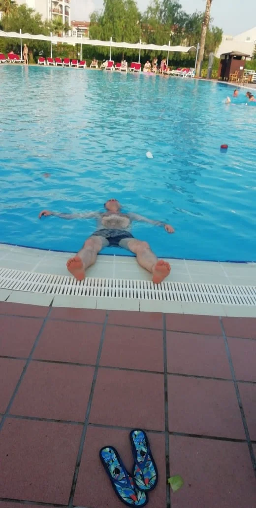 V sinih trenikah.webp