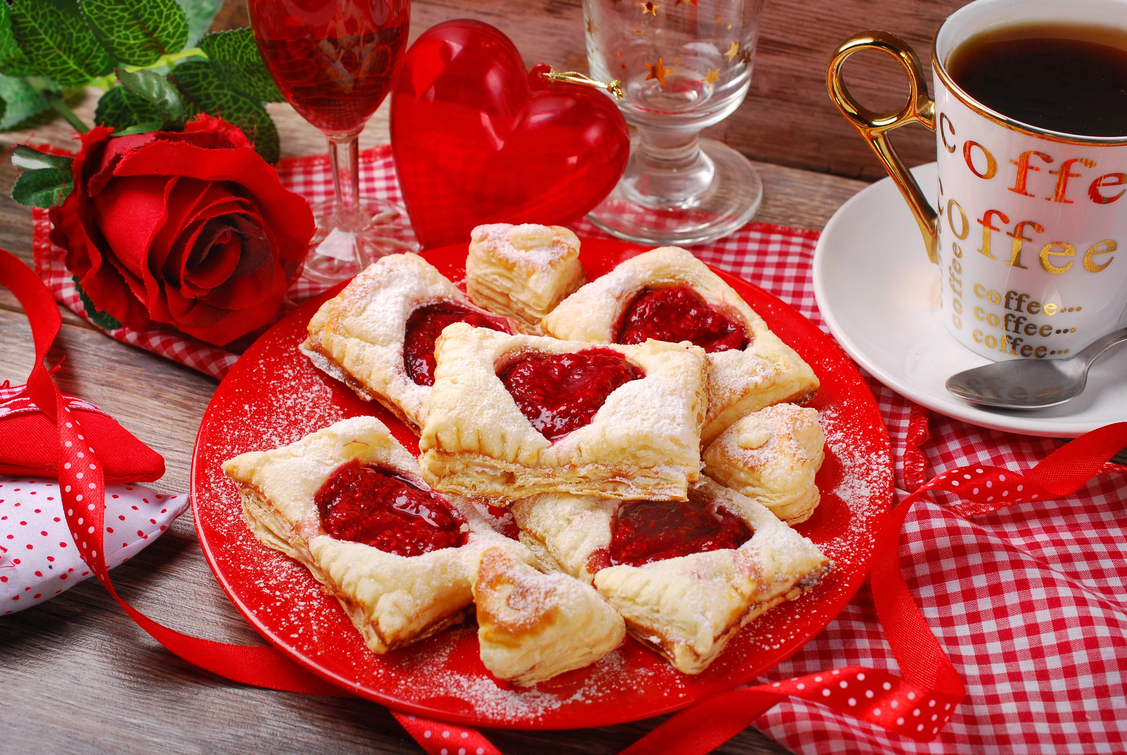 Valentine's_Day_Roses_Pastry_Coffee_Red_Plate_541157_3872x2592.webp