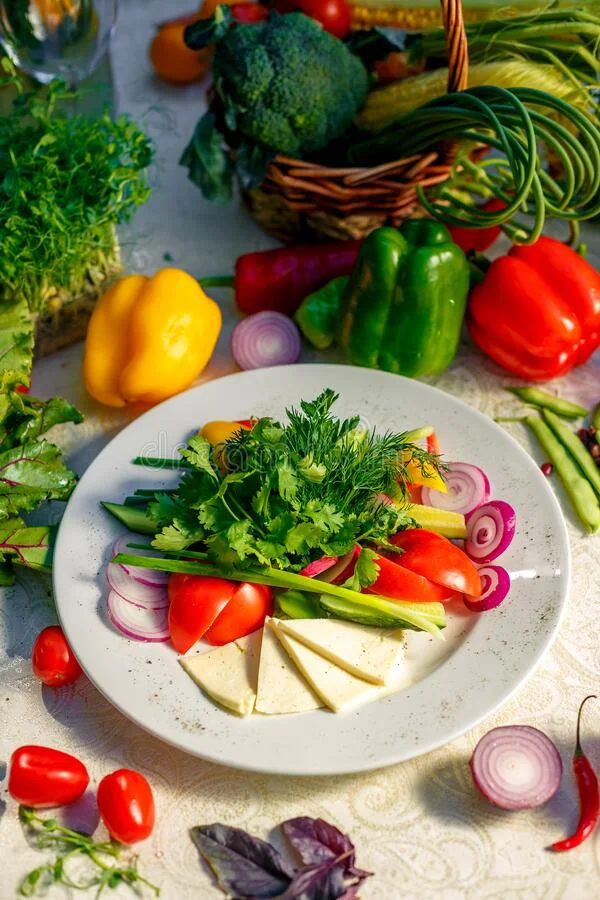 вегетарианская-еда-овощи-и-сыр-на-тарелке-перец-лук-зелень-помидоры-180033380.webp