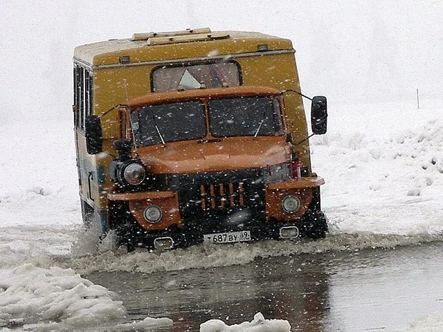 весна по реке.webp