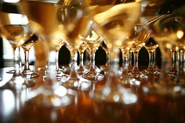 вино в бокалах.webp