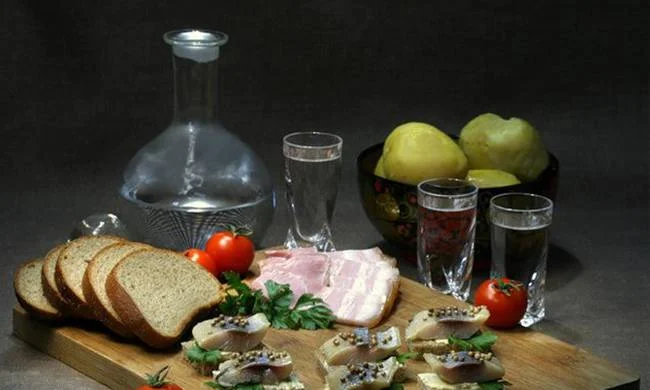 vodka-seledka-zakuska-hleb-eda.webp