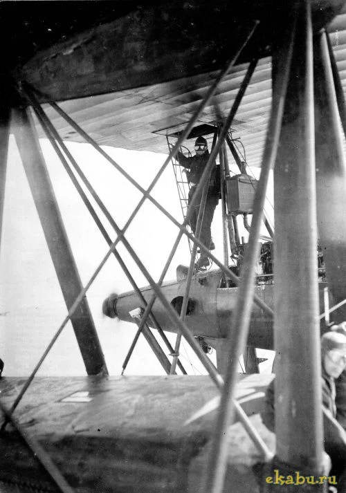 Воздушный стрелок поднимается к верхней крыльевой.webp