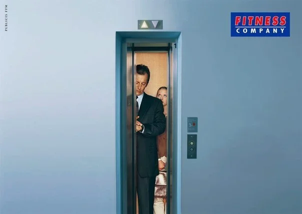 Вход в лифт в фитнесс-клубе.webp