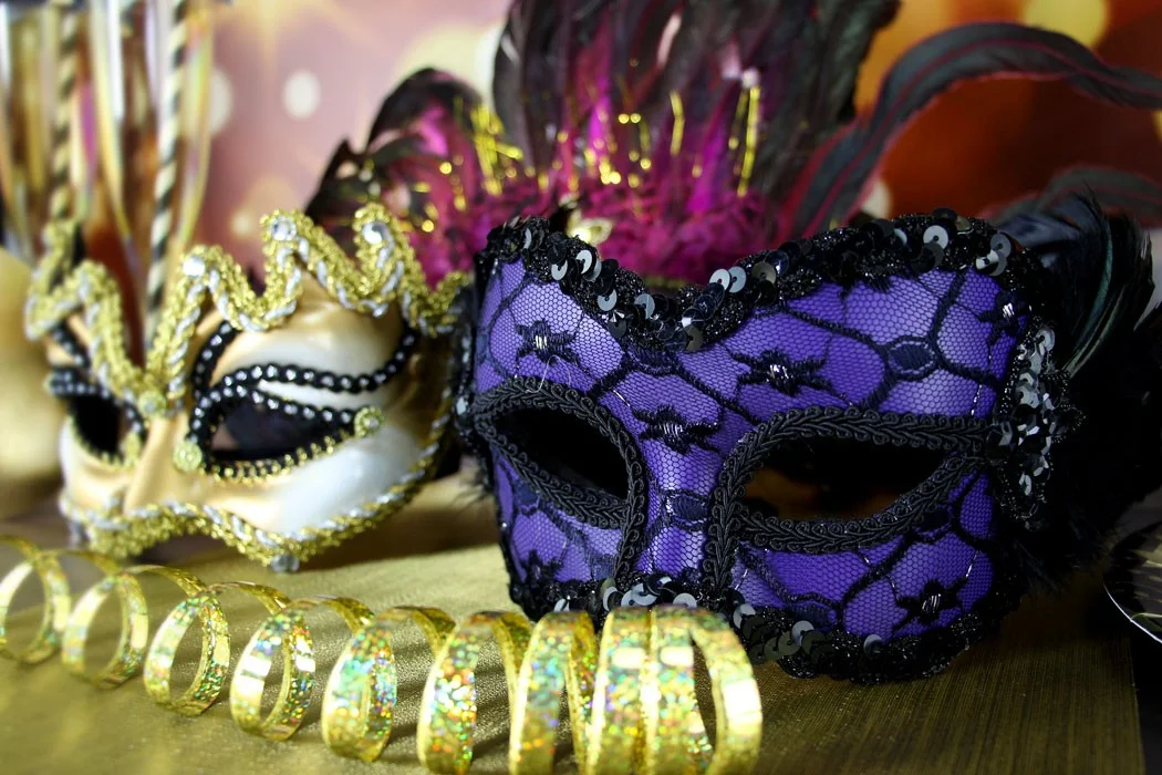 what-to-wear-to-a-masquerade-party-1050x700.webp
