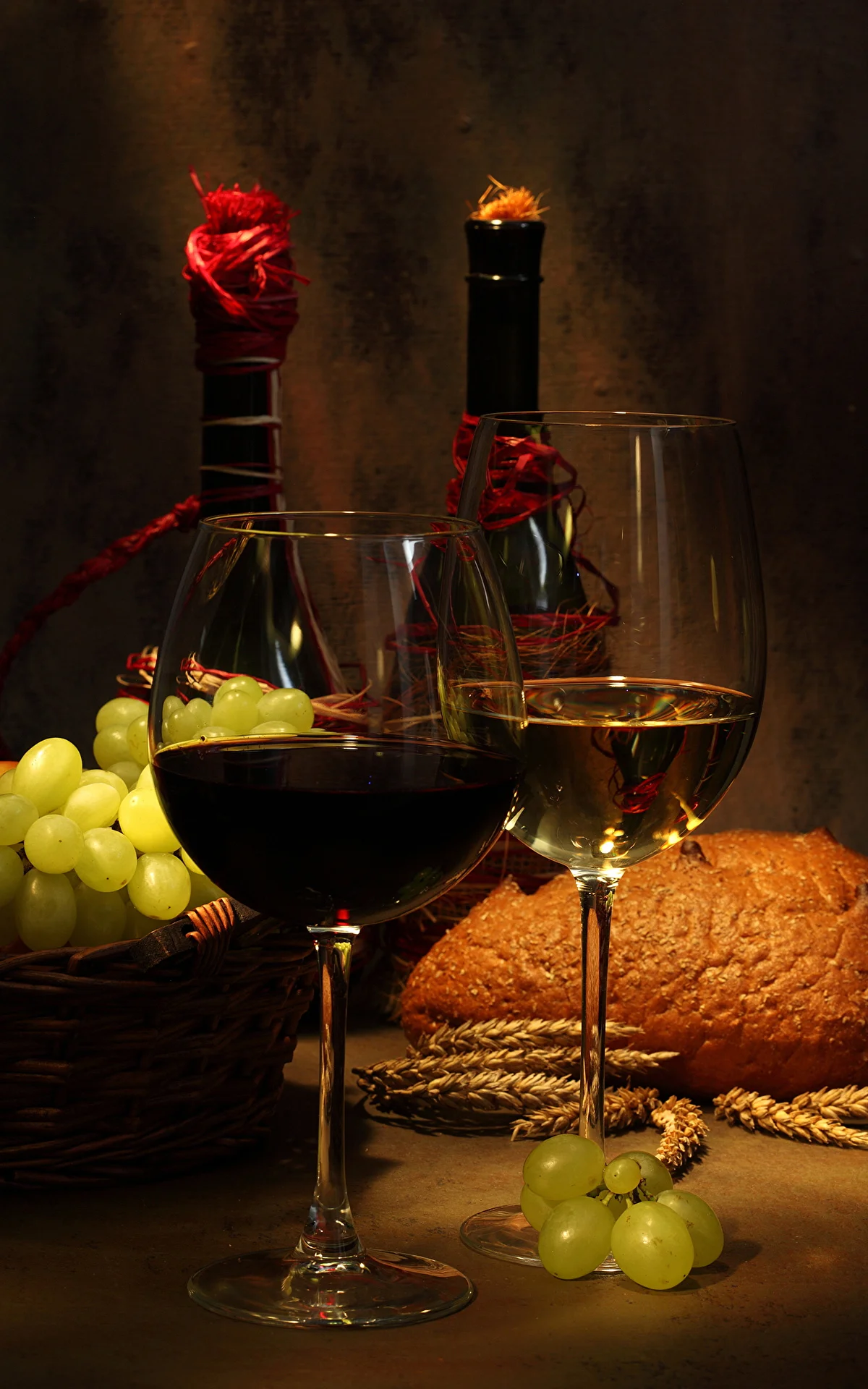 Wine_Grapes_Stemware_Two_546500_1200x1920.webp