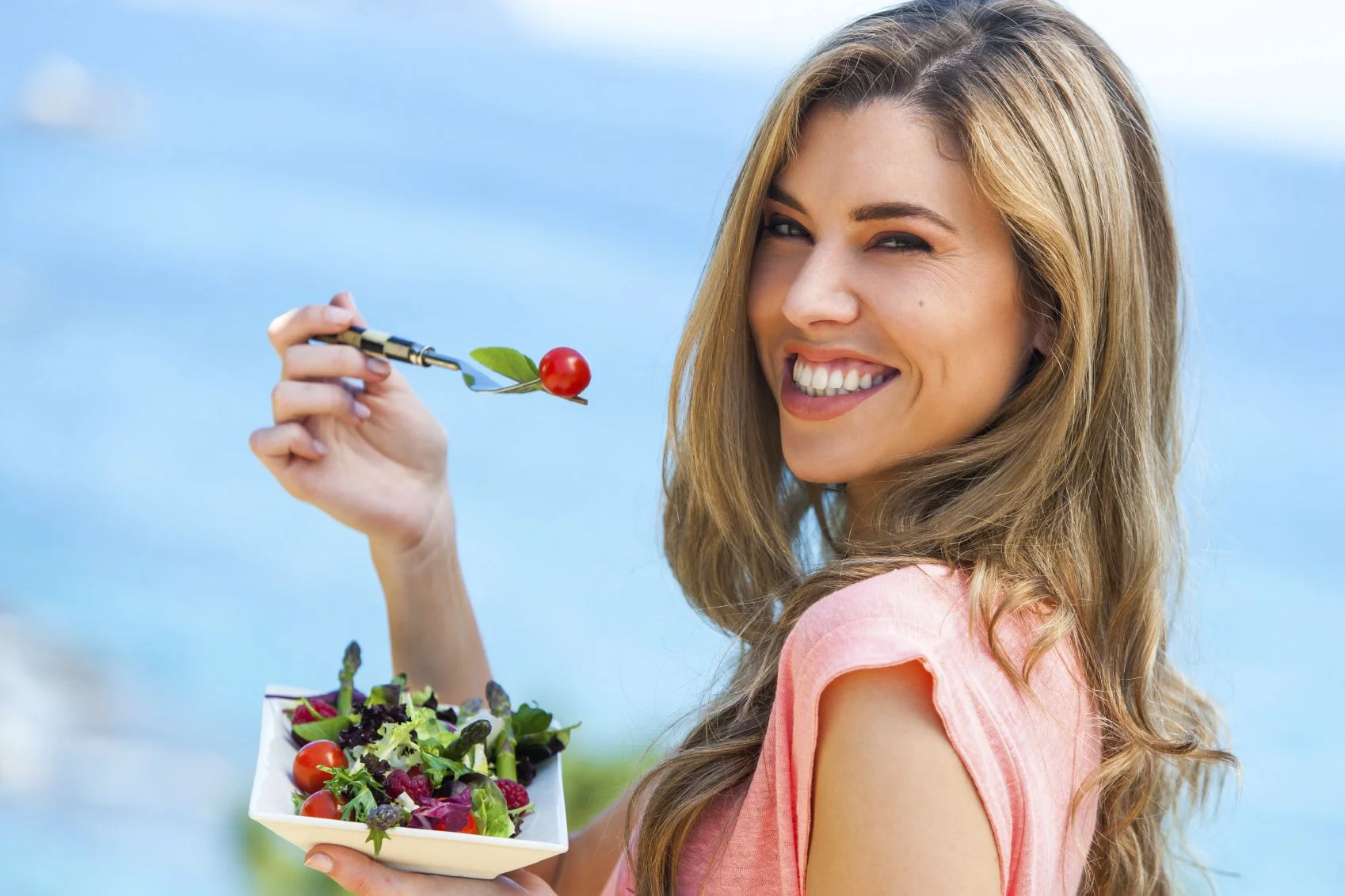 woman_eat_salad_1.webp