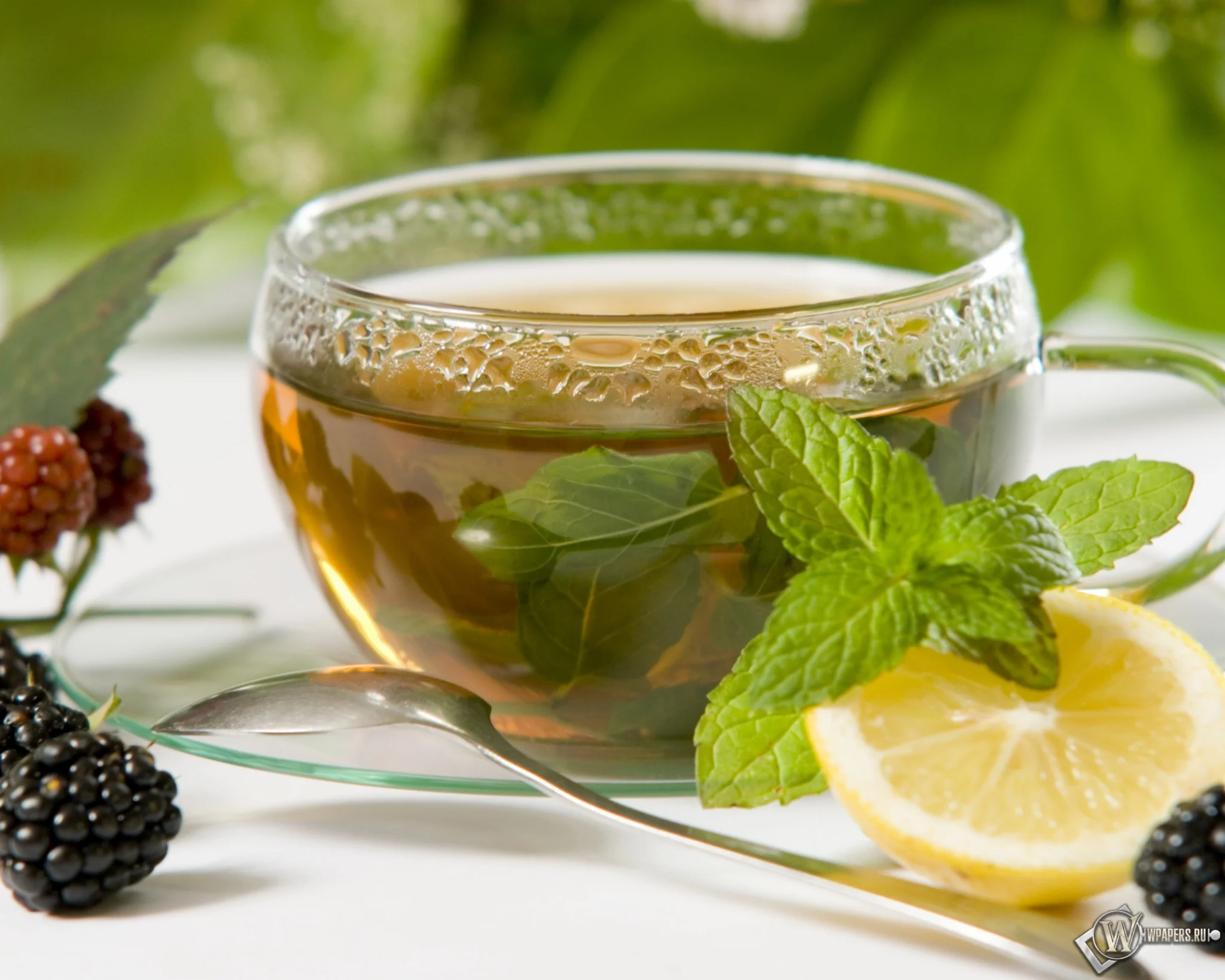 wpapers_ru_Чай-с-лимоном-и-ягодами.webp