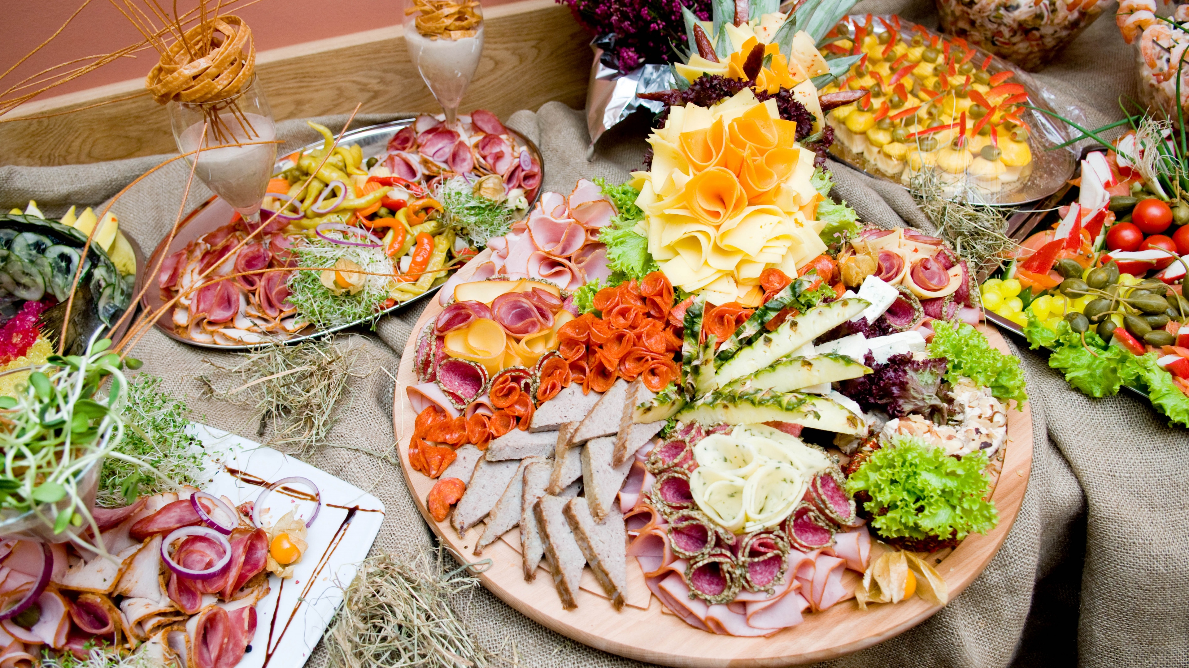 www.GetBg.net_2017Food___Meat_and_barbecue_Appetizing_slicing_on_the_festive_table_116054_.jpg