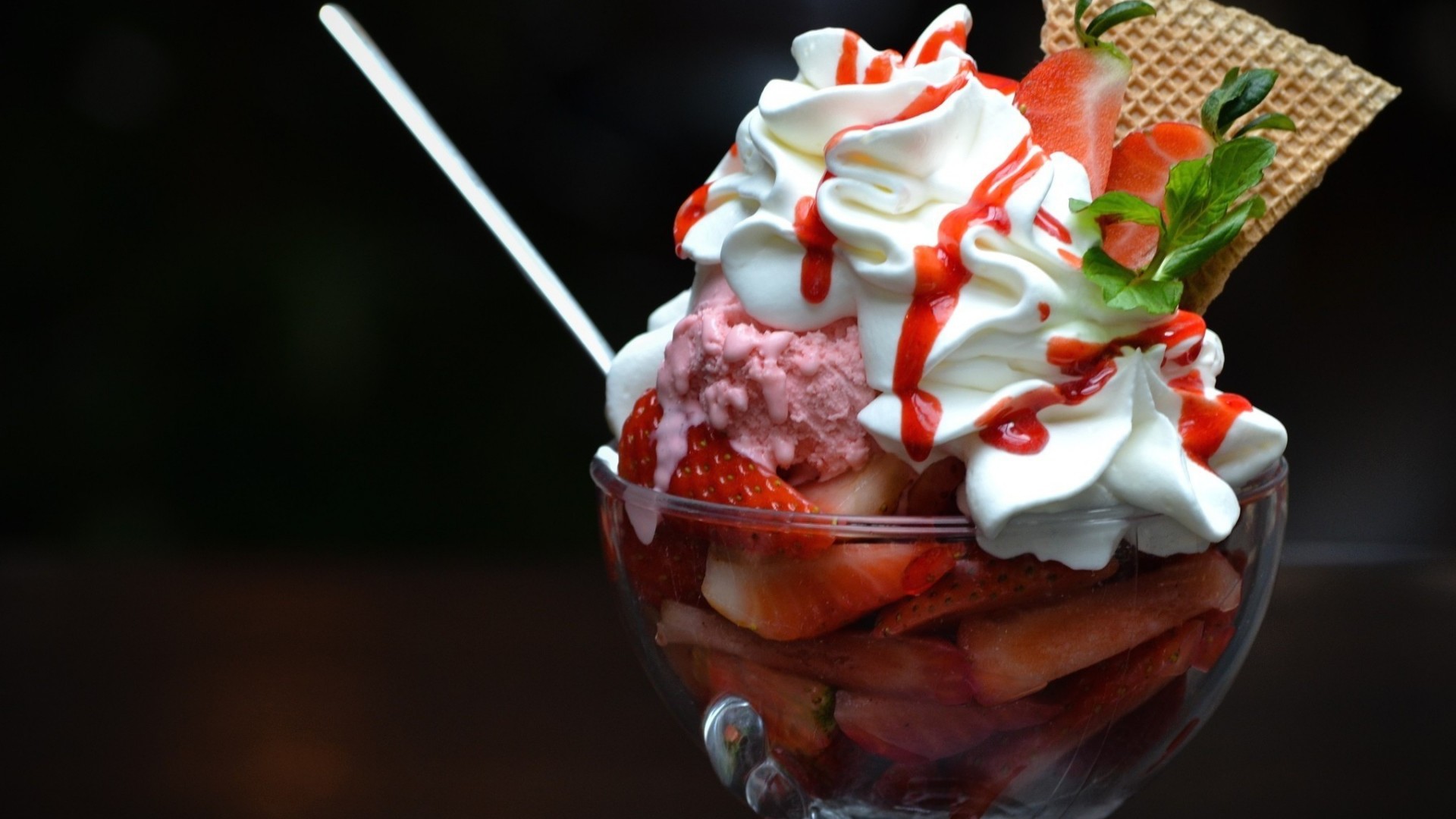 www.GetBg.net_Food_Ice_cream_with_strawberries_080564_.jpg