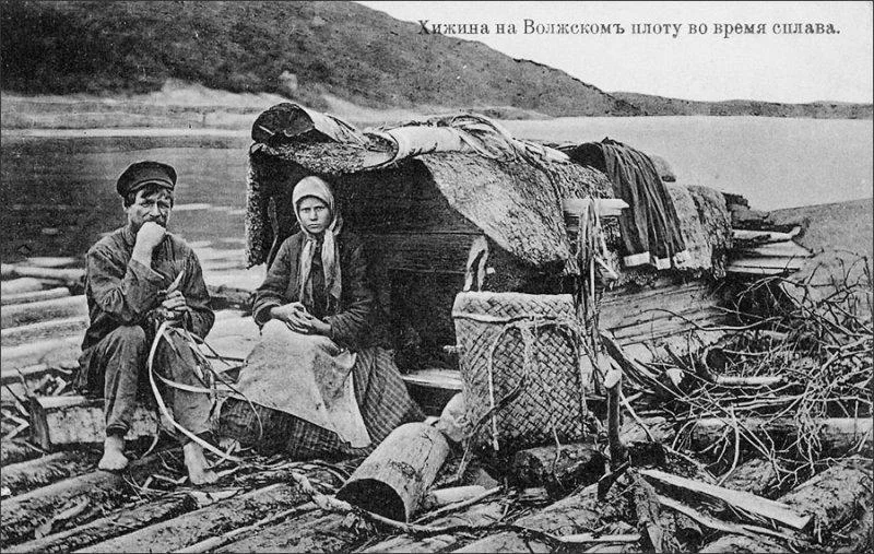 Хижина на плоту во время сплава леса. Волга. 1900-е.webp