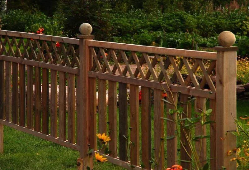 zabor-iz-derevyannogo-shtaketnika-5.webp