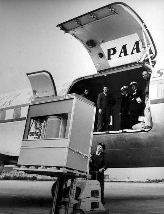 Загрузка первого жесткого диска в 5 МБ в самолет PanAm, 1965 год.jpg