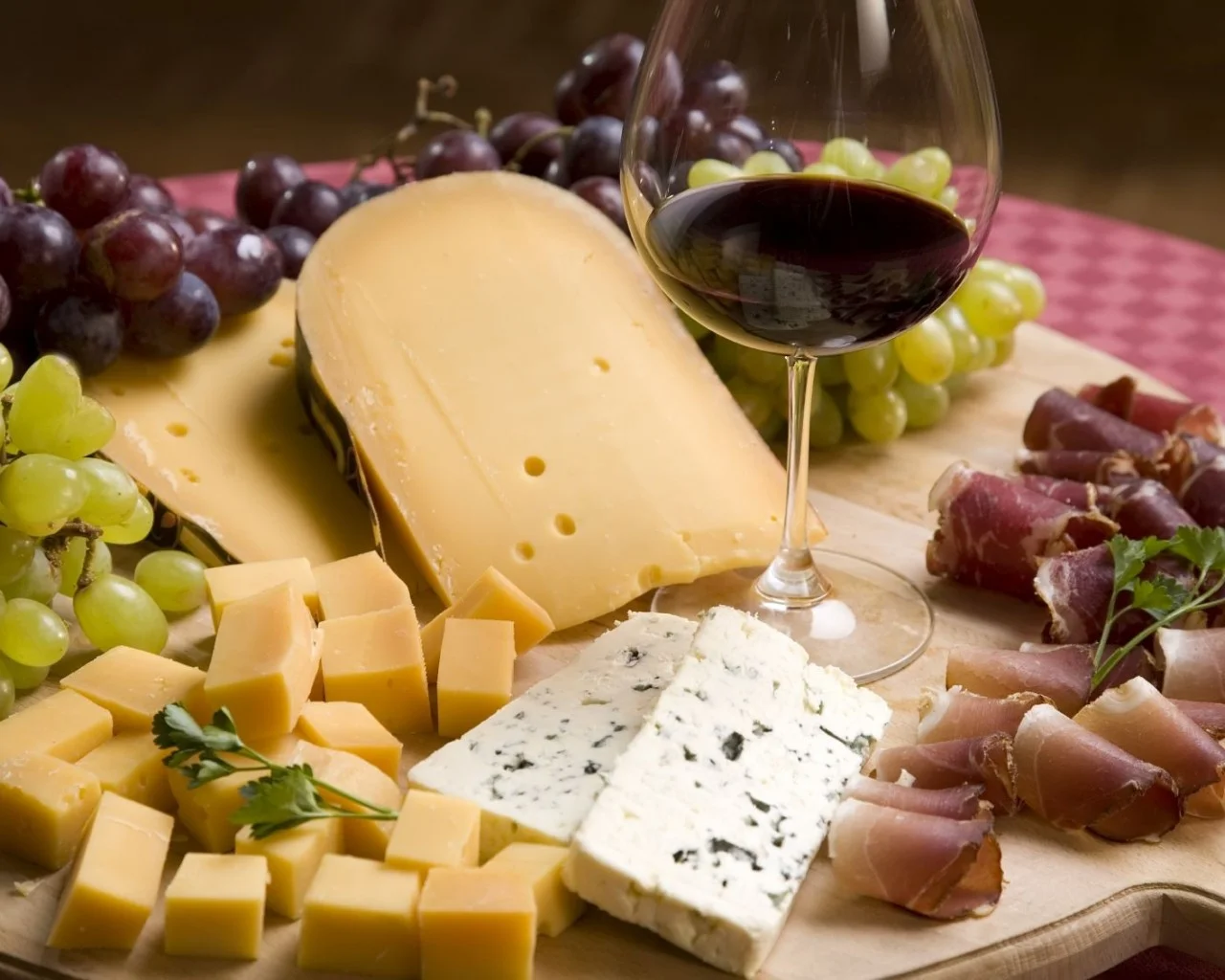 Закуска-к-красному-вину.webp
