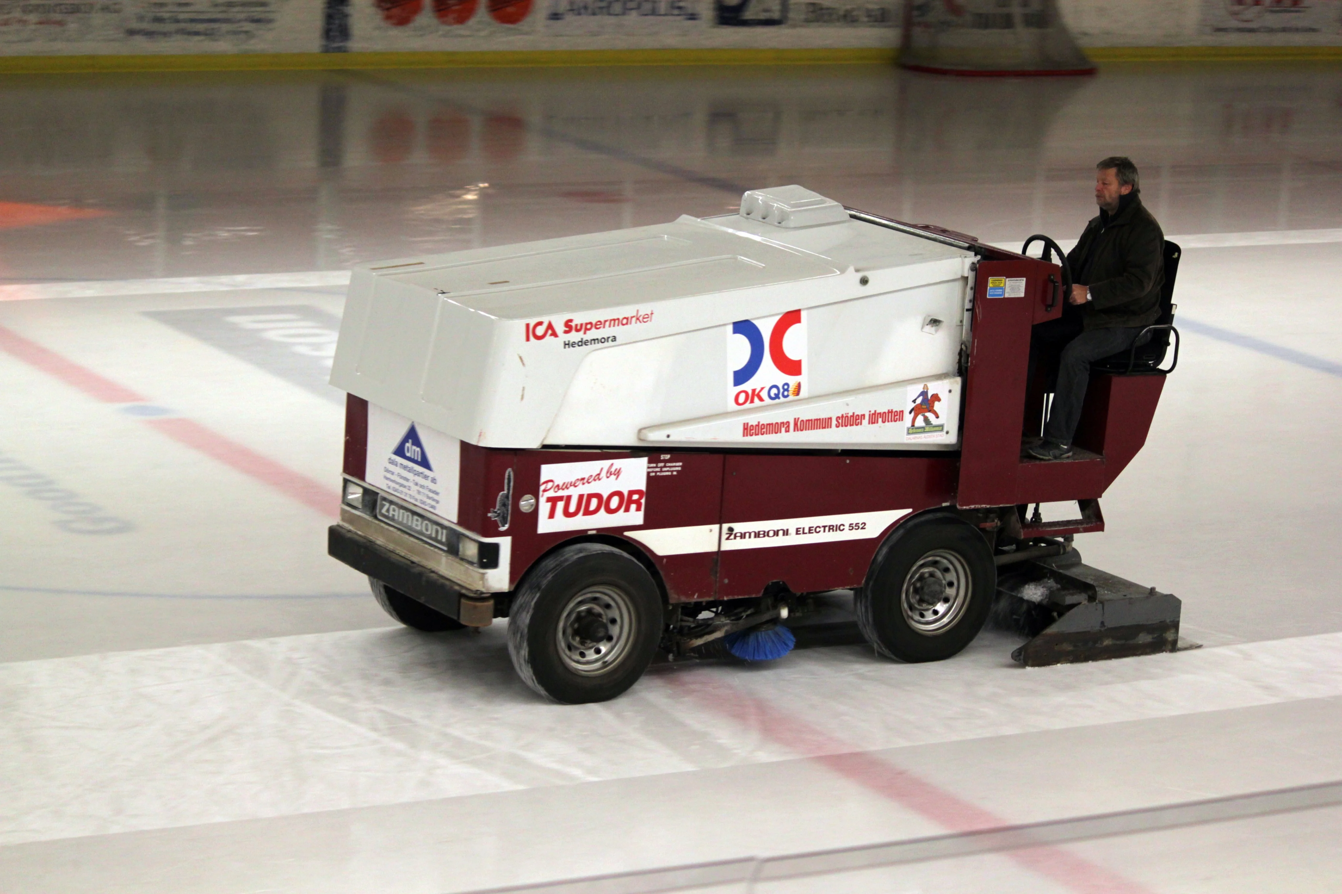 Zamboni_Electric_552_Bolidenhallen_02.webp