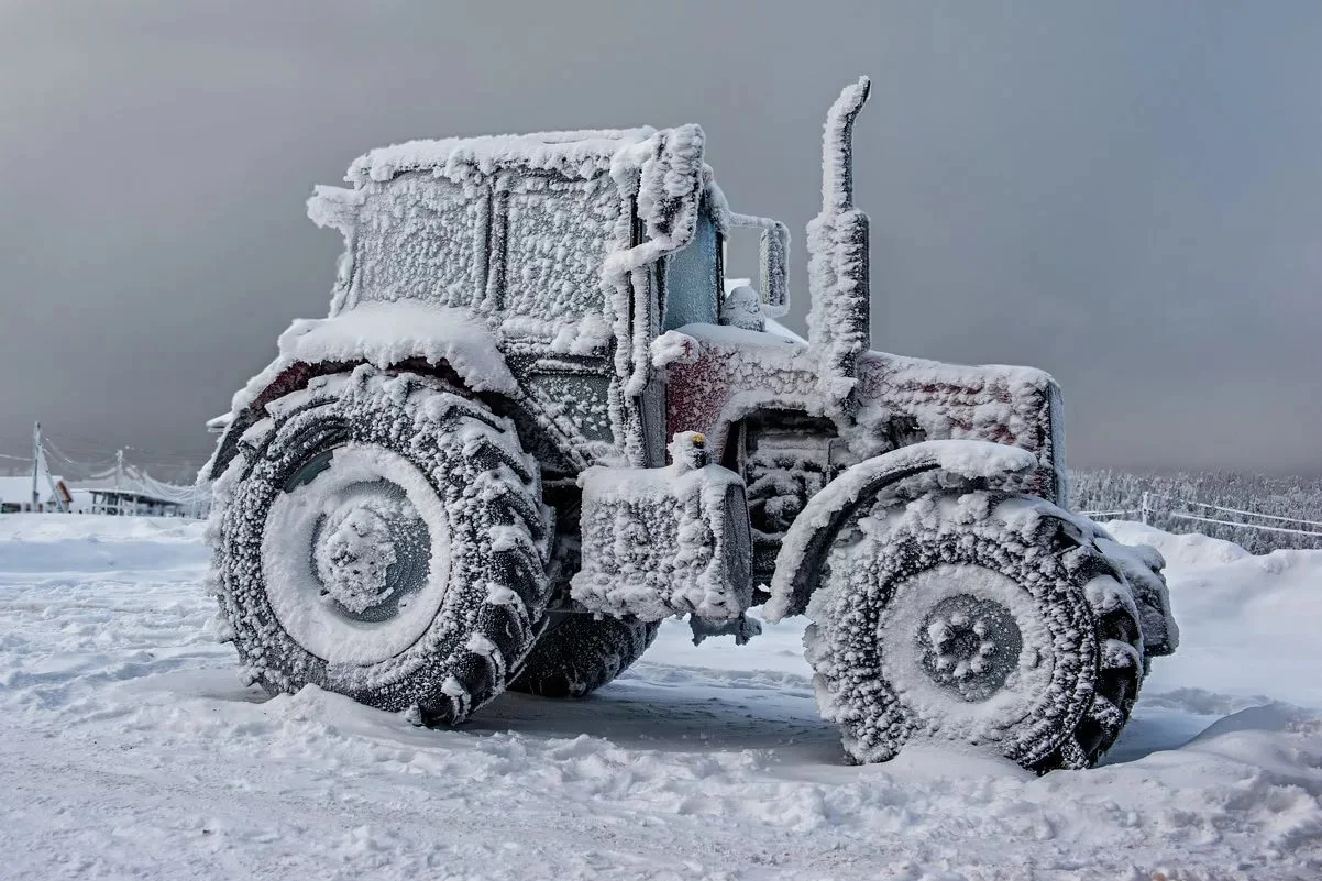 заснеженный трактор.webp
