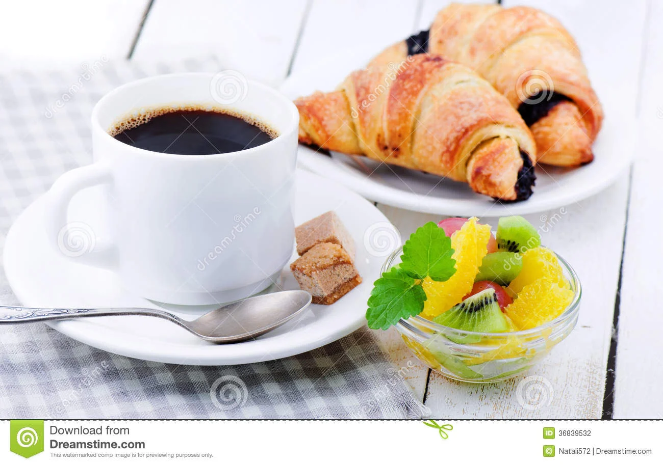 завтрак-кофе-с-круассаном-и-п-о-оовощ-36839532.webp