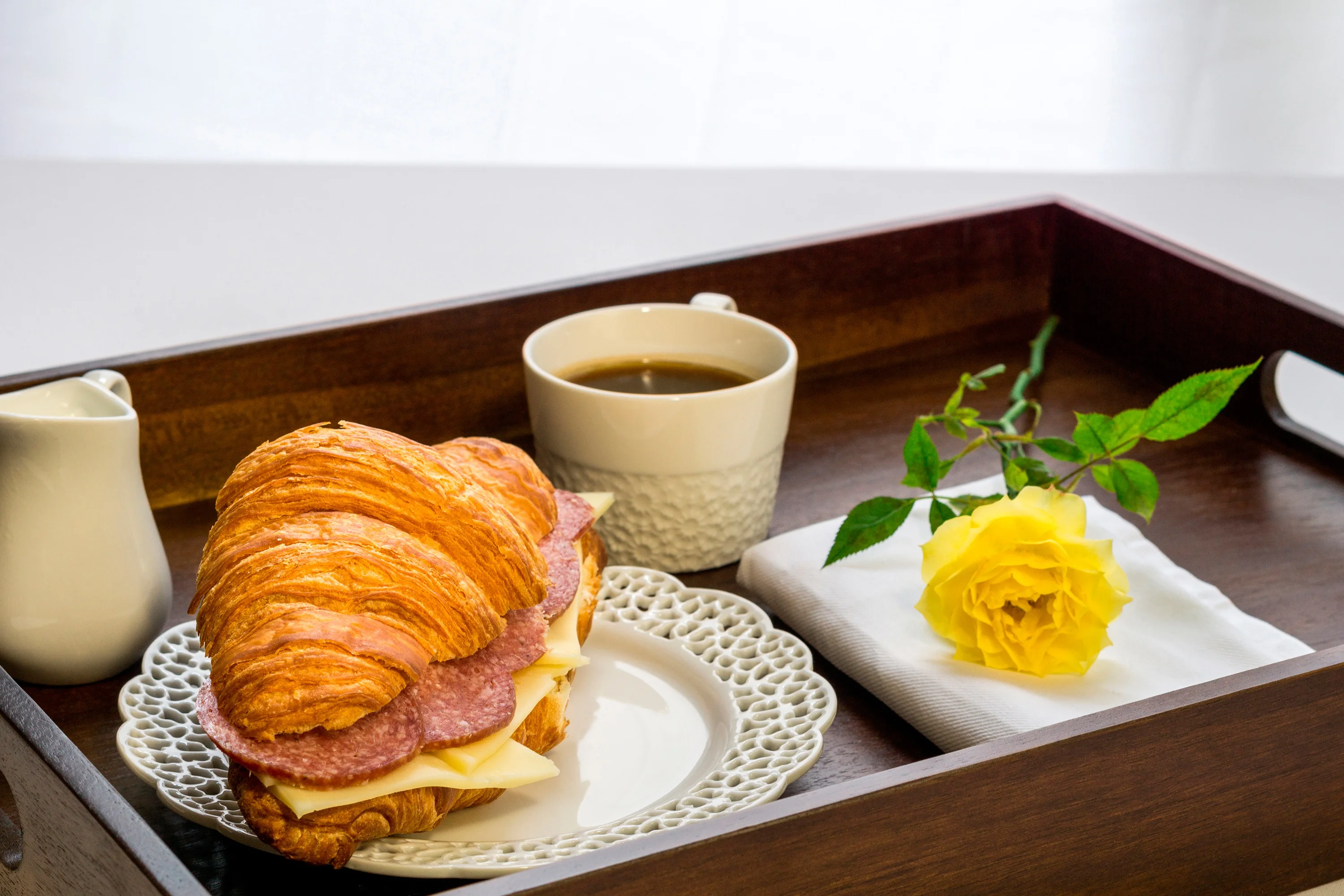 zavtrak-lotok-tarelka-kruassan-buterbrod-sendvich-syr-kolbas.webp