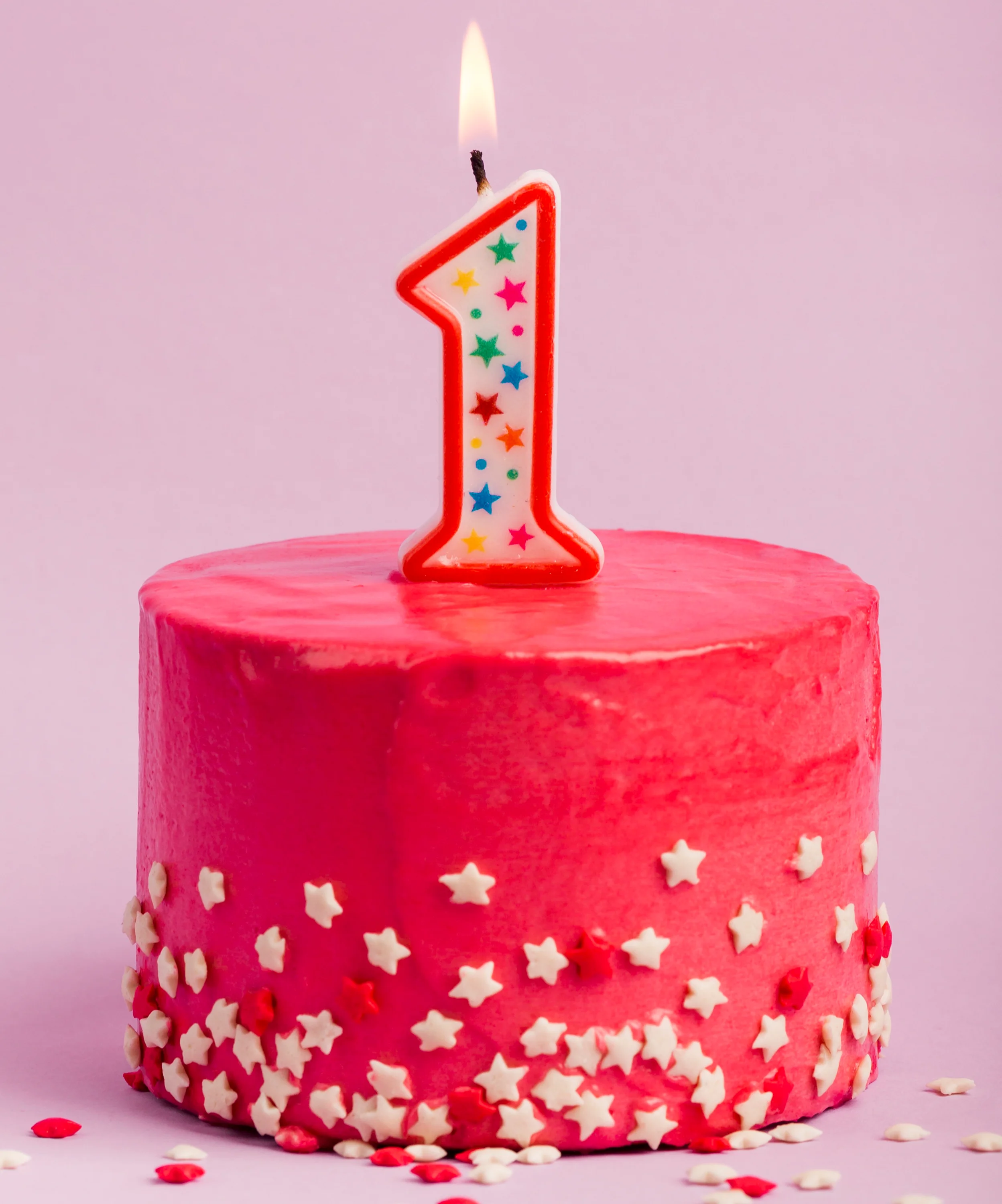 zazzennaa-sveca-nomer-odin-na-krasnom-torte-so-zvezdoi-na-fioletovom-fone.webp