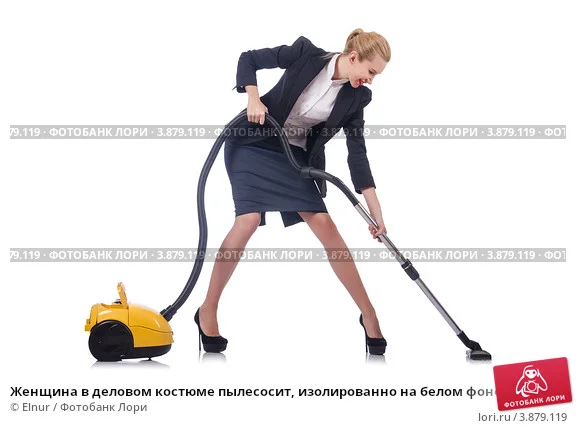 zhenschina-v-delovom-kostume-pylesosit-izolirovanno-0003879119-preview.webp
