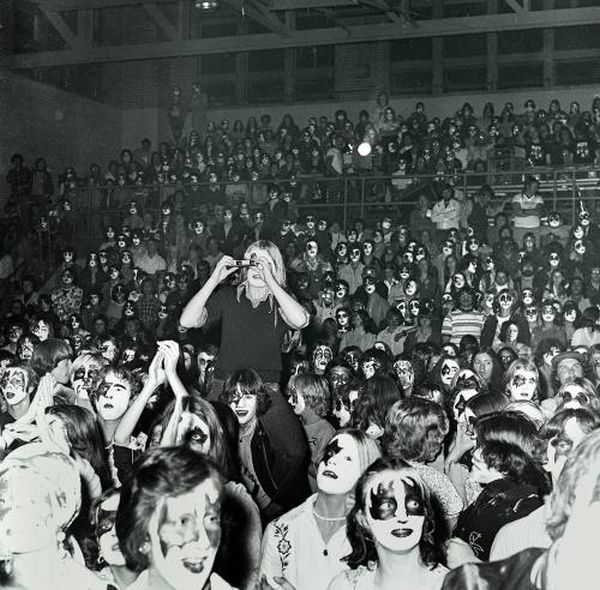 Зрители на концерте KISS в Cadillac High School Gymnasium, США, 1975.jpg